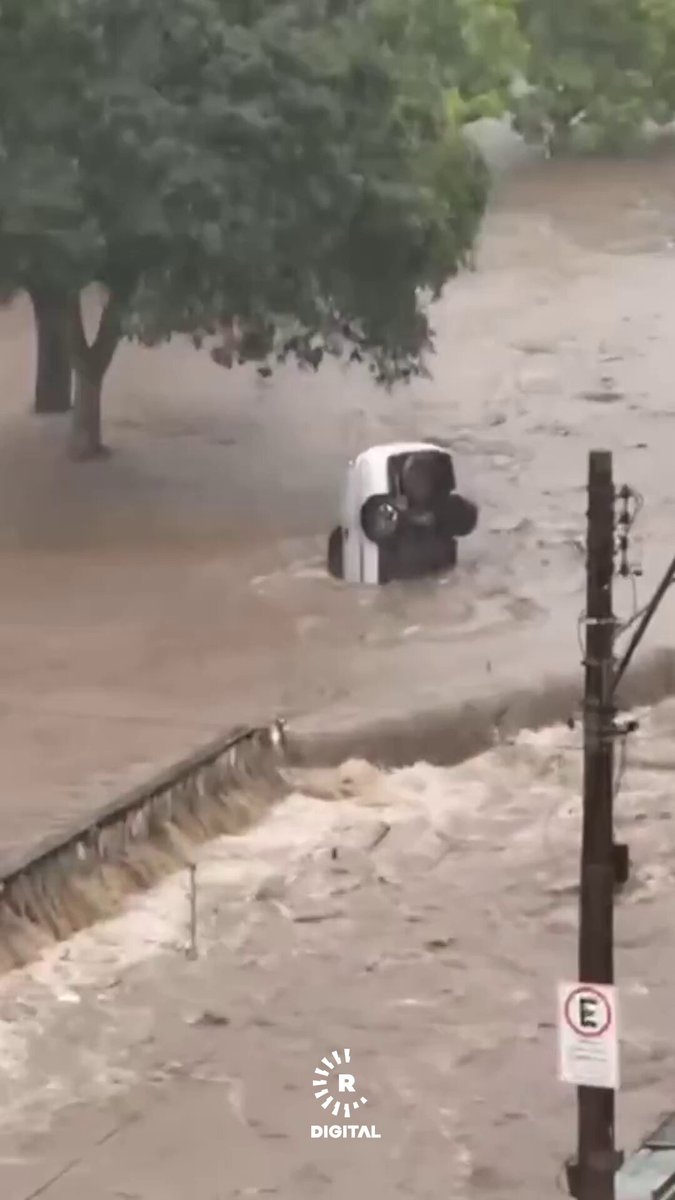 مشهد غير عادي.. فيضان يبتلع سيارة في البرازيل 