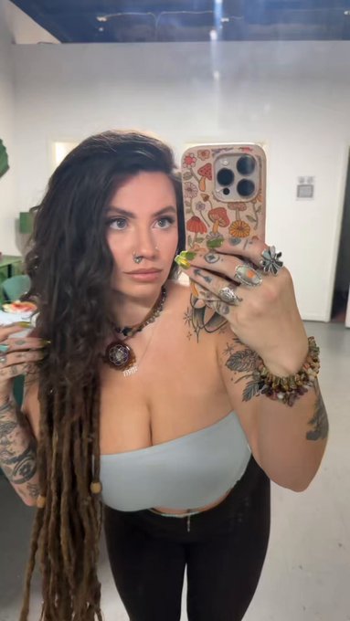 watch til the end to get flashed 🤭 https://t.co/bRh8IHNsSZ