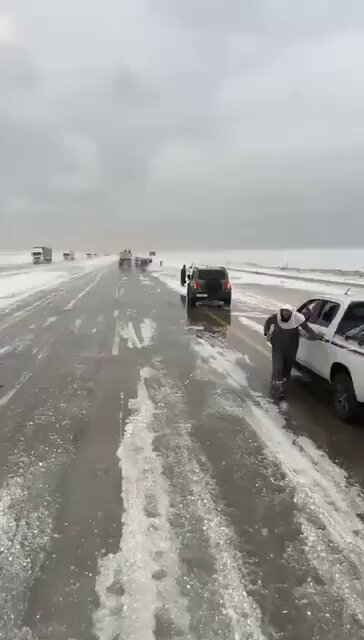 في حالة نادرة.. البرد يتساقط بكثافة على قطر و الأحساء مصحوبة 