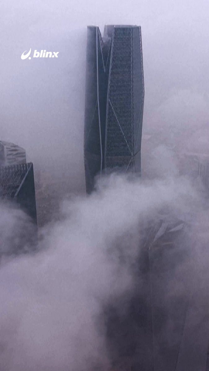 الرياض تحلق فوق السحاب.. لقطات جوية تظهر أبراج حي الملك عبدالله المالي (KAFD) وسط ضباب كثيف #الرياض 