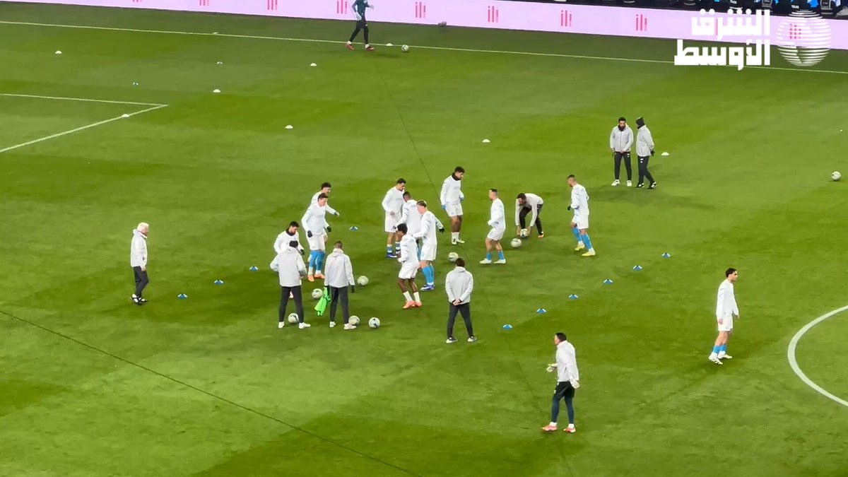 لاعبو فريقي نابولي ميلان يجرون تدريبات الإحماء قبل انطلاق مواجهة #السوبر_الإيطالي_بالرياض 