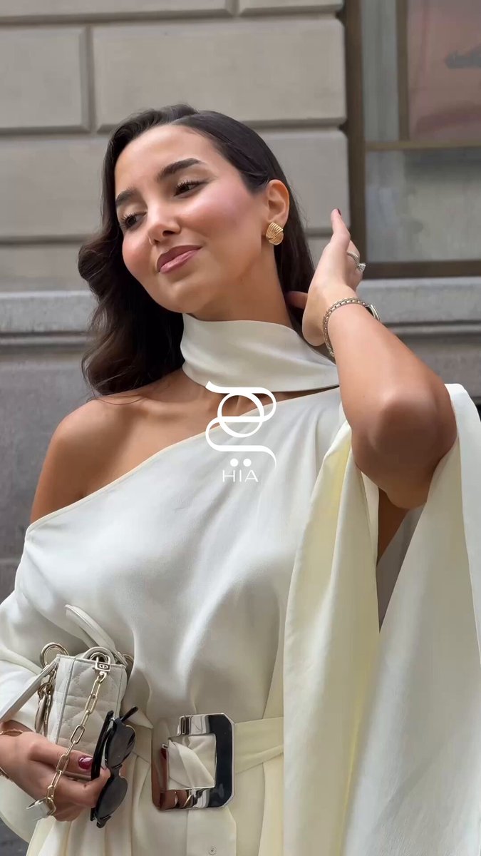 "ربما في السنة القادمة لا نحتاج أن نفعل أكثر ربما نحتاج فقط أن نكون." بهذه الكلمات، تعلّمت Maram Douzi دروس 2025، وأخذتنا في رحلة لاكتشاف المعنى الحقيقي للحياة. رأت أن اللحظات الصغيرة مثل احتساء قهوة بلا استعجال، مشاهدة غروب الشمس وعيش كلّ لحظة بوعي... كلّها تفاصيل تحمل المعنى الحقيقيّ للحياة. #مجلة_هي 