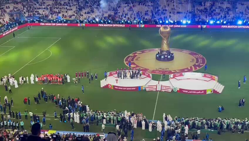 البلاد | كأس العرب لقطات من تواجد سَمو أمير دولة قطر وسمو الأمير عبدالعزيز بن تركي الفيصل رئيس الاتحاد العربي لكرة القدم و ولي عهد الأردن الأمير الحسين بن عبدالله وجياني إنفانتينو رئيس الفيفا في منصة حفل توزيع جوائز البطولة. صحيفة البلاد | | كأس العرب2025 | الأردن المغرب _90TM | EnMaroc. متابعة: bdr_nahdi 
