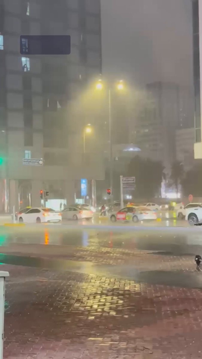 فيديو| أمطار غزيرة على مدينة أبوظبي وضواحيها. تصوير: محمد السماني #صحيفة_الخليج 