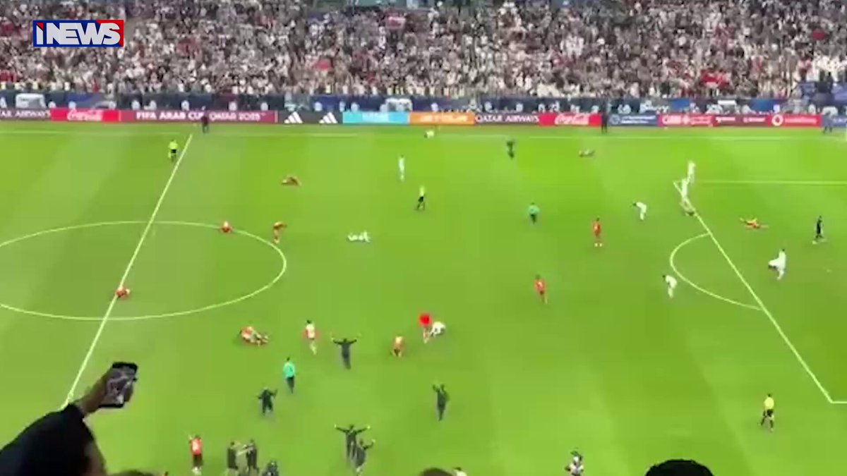 بعد التتويج بكاس العرب.. مشجعة مغربية تهدي مراسل اي نيوز شي غريب .. تابع اي نيوز أ.ج 