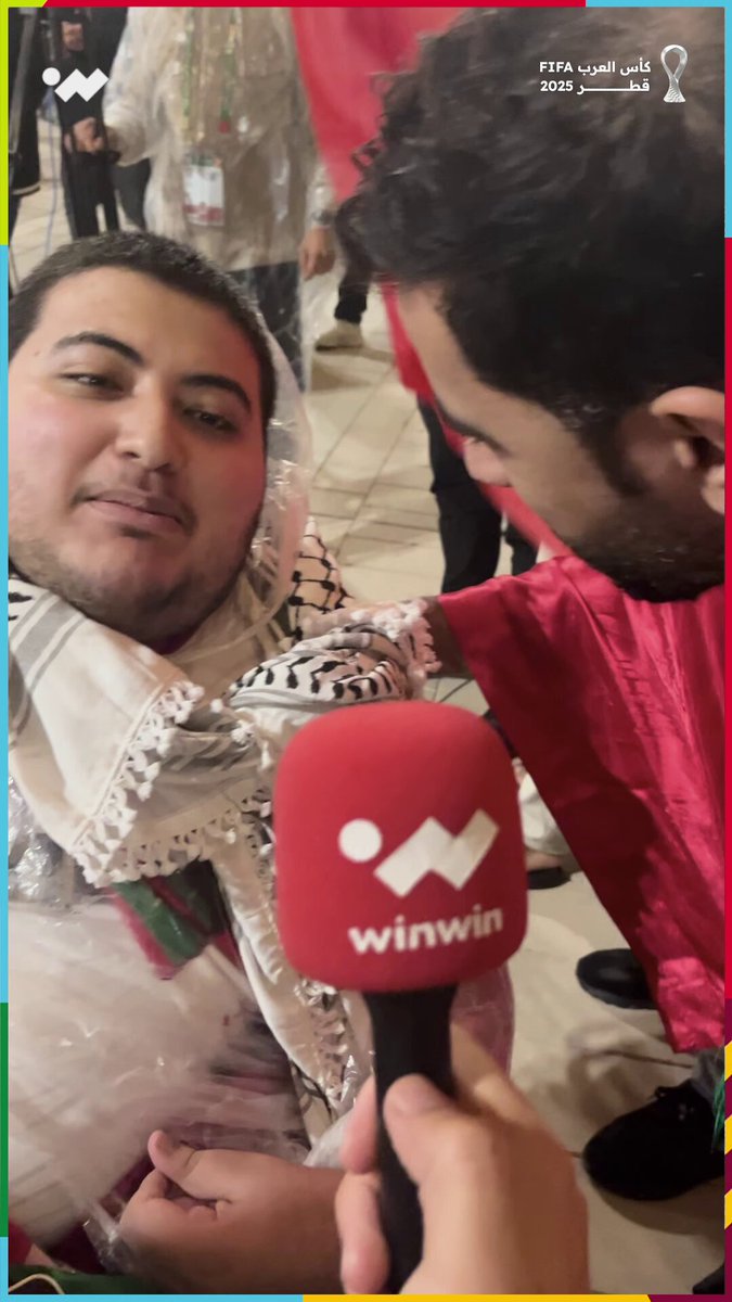 مشهد مميز. مشجع أردني من ذوي الهمم يتمنى تتويج المغرب بجميع البطولات،. ومشجع مغربي يردّ على كلماته الصادقة بقبلة على الرأس 