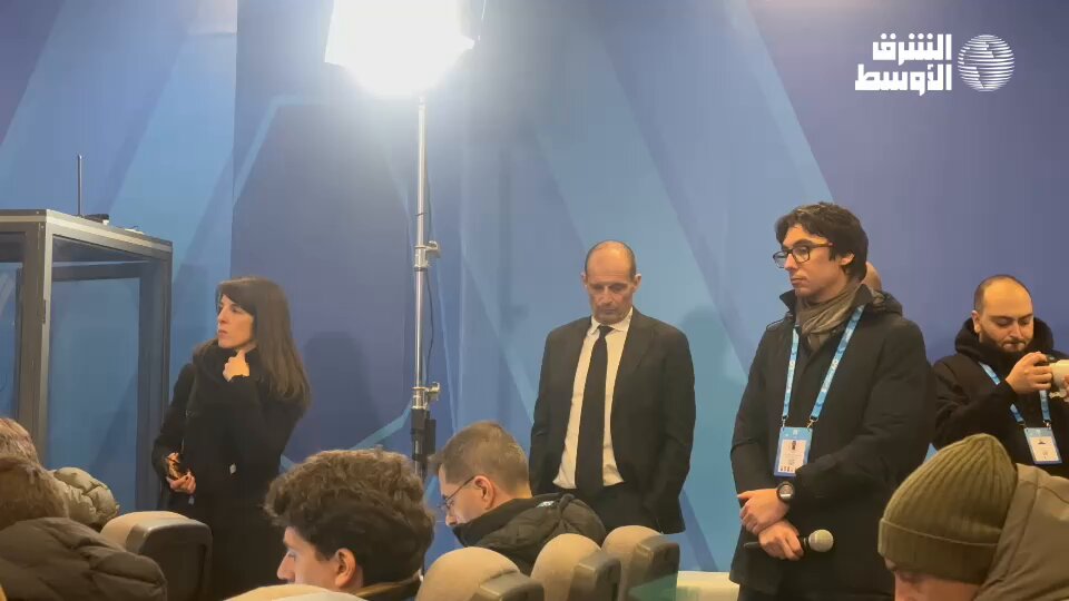 ماسيمليانو أليغري، المدير الفني لفريق ميلان، يدخل غرفة المؤتمرات الصحافية ويتابع حديث لاعبه أدريان رابيو خلال المؤتمر عقب المباراة. #نابولي_ميلان 