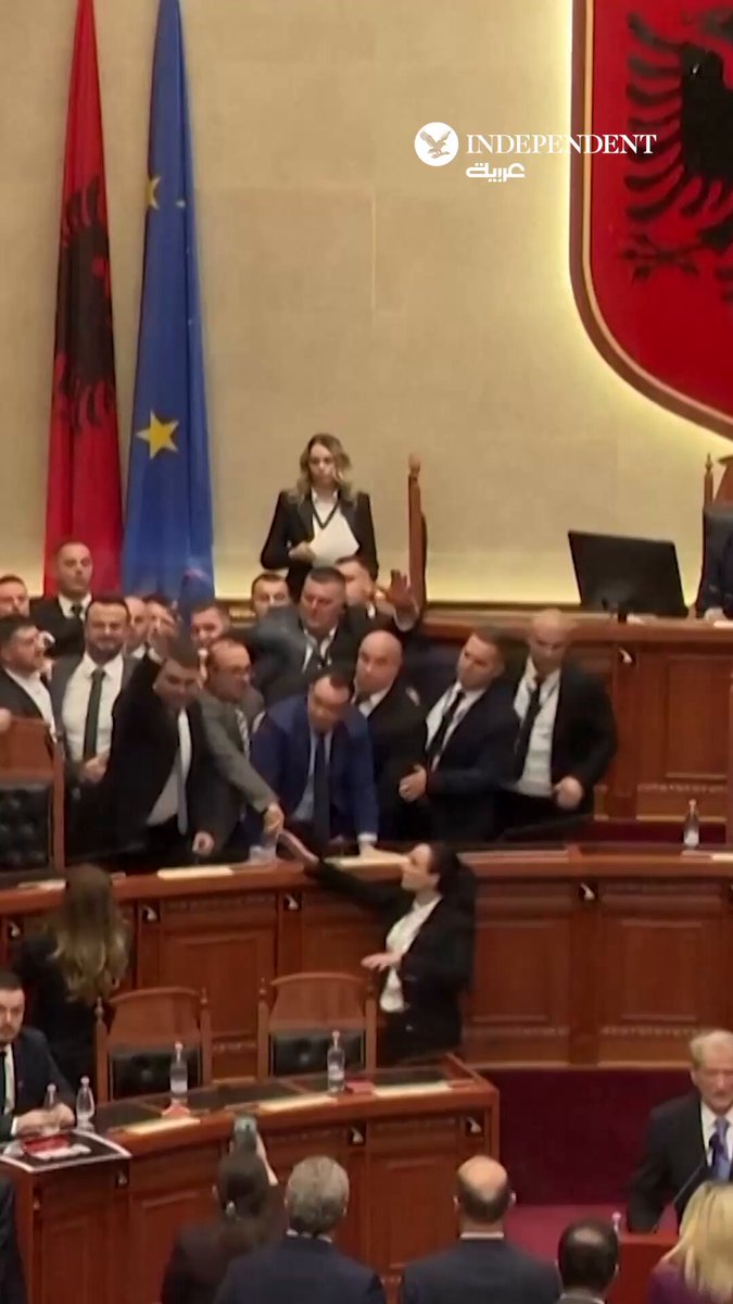 ألعاب نارية وفوضى... حاول نواب المعارضة اليمينية من "الحزب الديمقراطي" تعطيل التصويت على قوانين جديدة داخل البرلمان الألباني، متهمين الحكومة بالفساد 