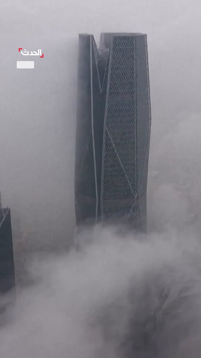 تزامنا مع طقس متقلب بالعاصمة السعودية.. السحب تغطي أبراج الرياض 