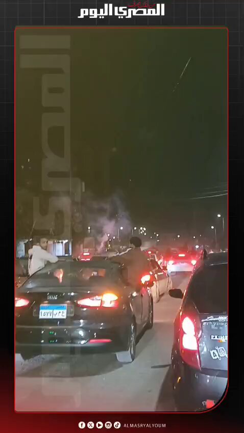 زفة سيارات وألعاب نارية.. أنصار مرشحي المحلة يجوبون المركز احتفالا عقب إعلان الحصر العددي للجنة العامة بانتخابات مجلس النواب. تصوير: أحمد النوبي 