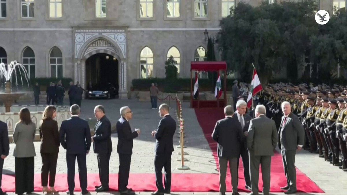 رئيس الوزراء المصري مصطفى مدبولي يلتقي نظيره اللبناني نواف سلام في بيروت، قبيل مؤتمر صحفي مشترك في السراي الحكومي. زيارة تأتي في ظل تصاعد التوترات بالمنطقة 