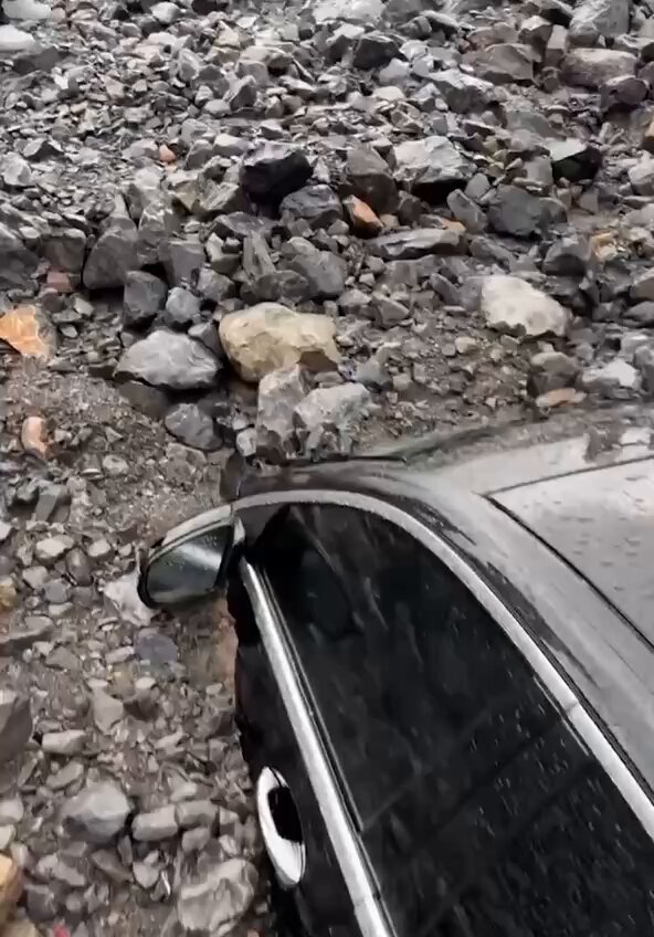 انهيار صخري في جبل جيس بعد هطول أمطار غزيرة .. والجهات المختصة تعمل على إعادة فتح الطرقات #مصدر_للأخبار 