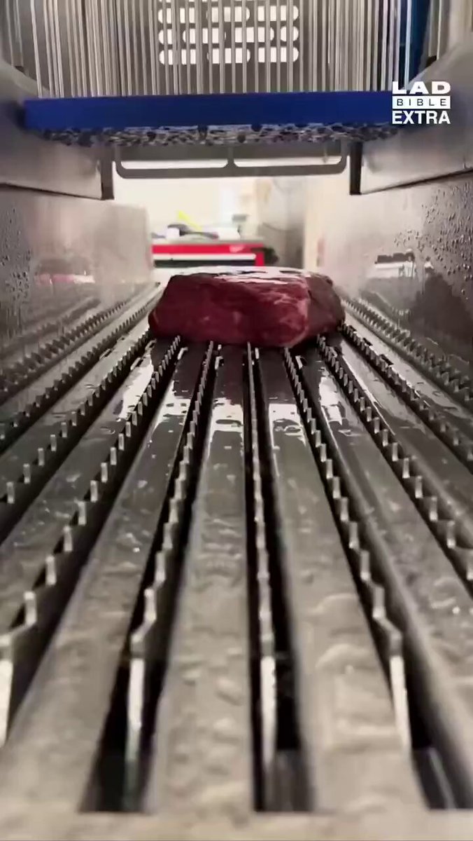 متداول من أسواق أمريكا : هكذا يتم رش اللحم بالماء حتى يزيد وزنه ويتم بيعه بسعر مرتفع ! #الاردن 