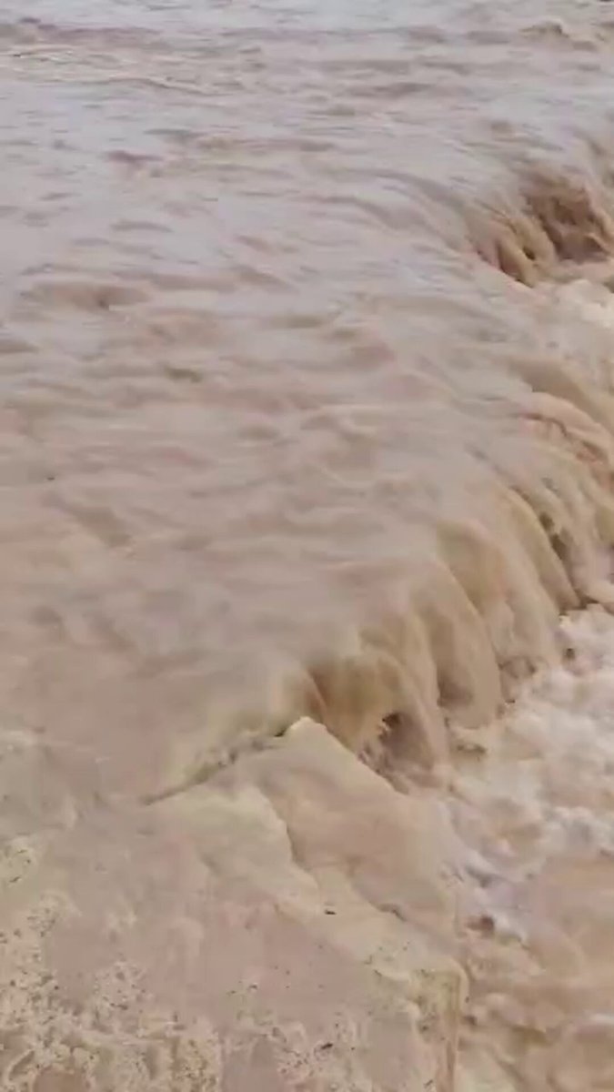 نالوت.. مشاهد من جريان الأودية جراء غزارة الأمطار 