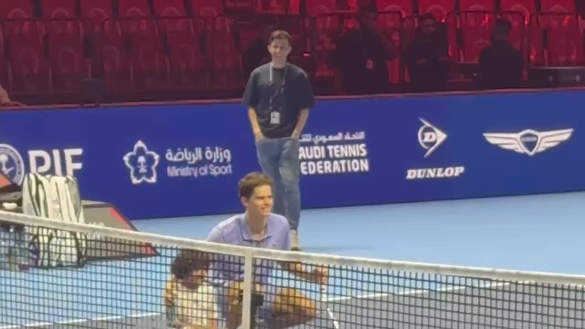 البلجيكي ألكسندر بلوكس يلعب جولة استعراضية مع علي الغافلي، الذي يبلغ من العمر خمسة أعوام، ويعد أصغر موهبة سعودية قادمة في عالم التنس. #نهائيات_الجيل_القادم 