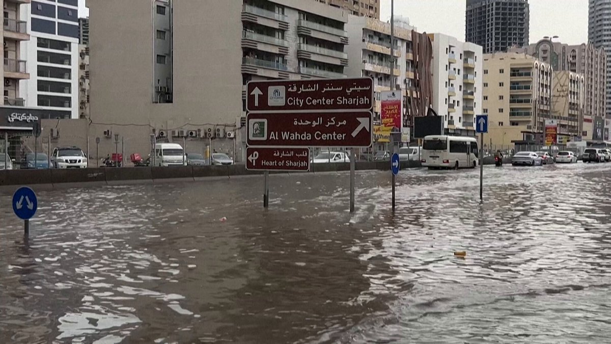 شوارع غمرتها المياه في الشارقة الإماراتية جراء أمطار غزيرة 