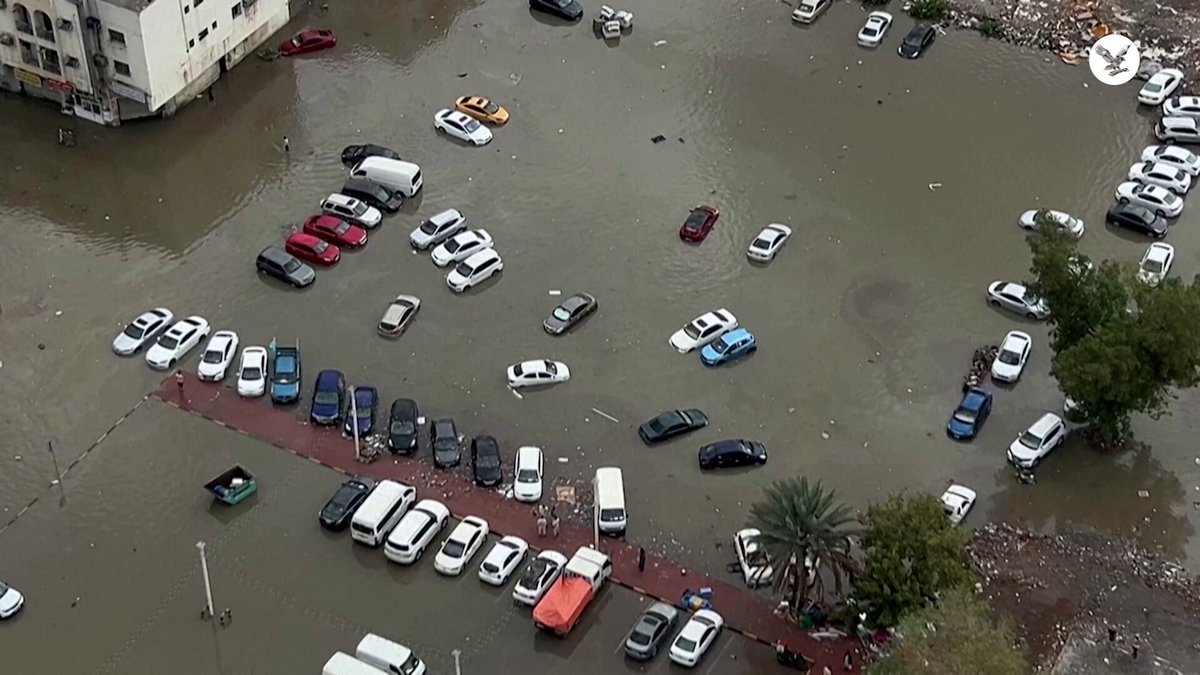 أمطار غزيرة تغمر شوارع مدينة الشارقة الإماراتية 