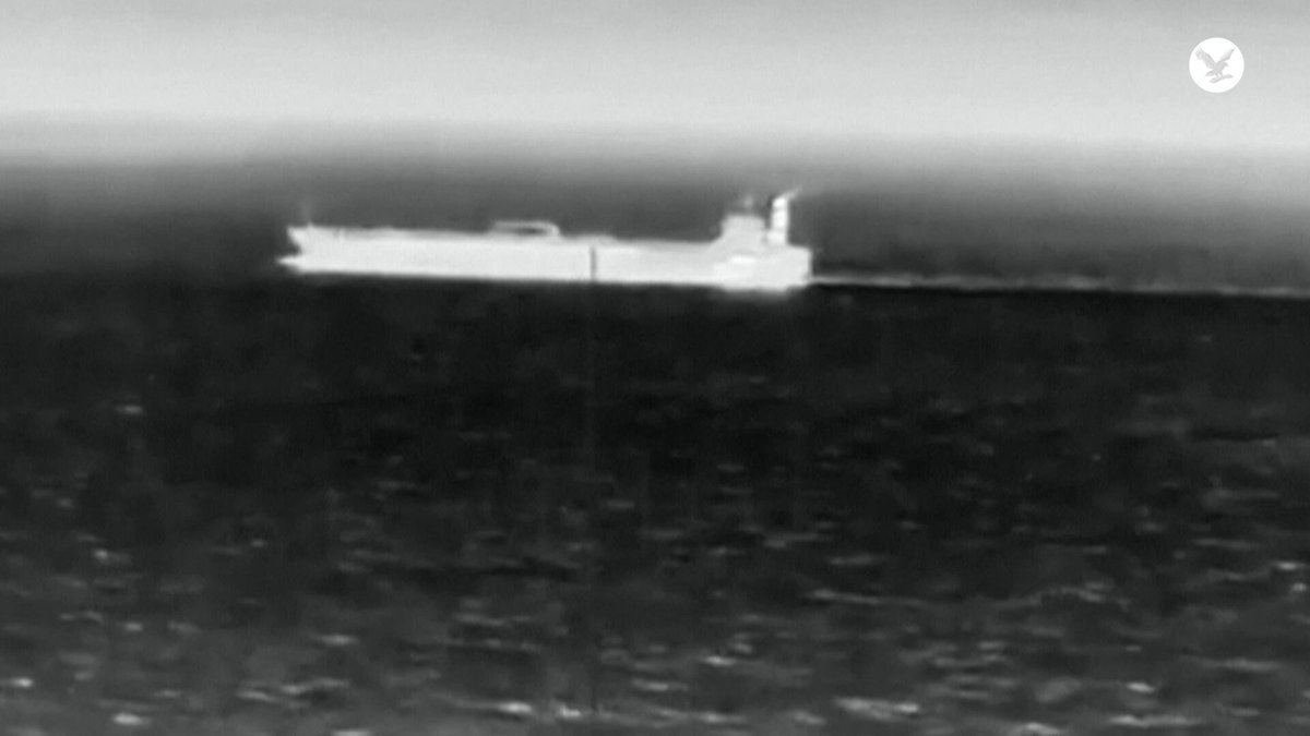 كييف تقول إنها استهدفت ناقلة من "أسطول ظل" الروسي في البحر المتوسط 