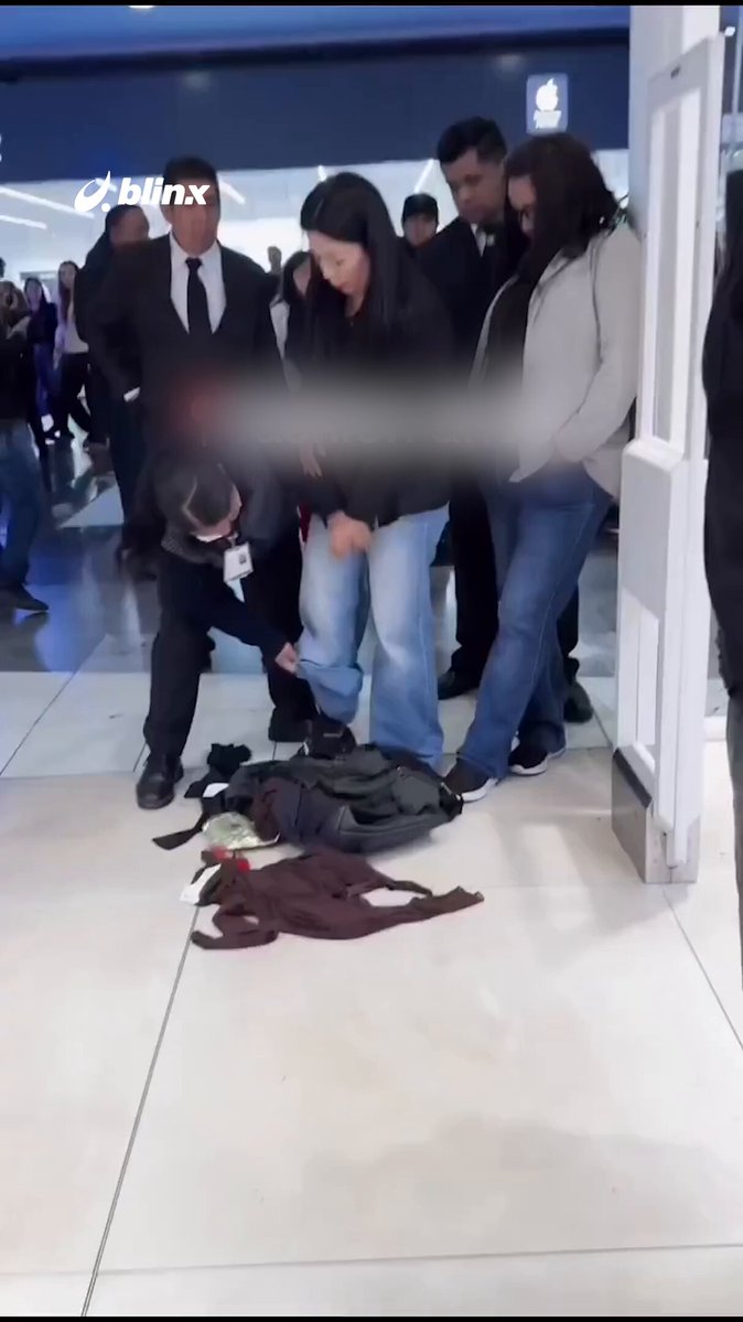 في متجر بمدينة سان بيدرو في المكسيك حاولت امرأة سرقة ملابس من علامات تجارية عالمية بطريقة غير معتادة عبر إخفائها داخل ملابسها. #المكسيك 