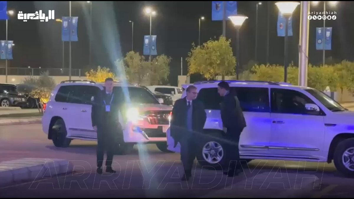 كارلو بالدوتشي، السفير الإيطالي في السعودية، يصل إلى ملعب المباراة. #إنتر_بولونيا 