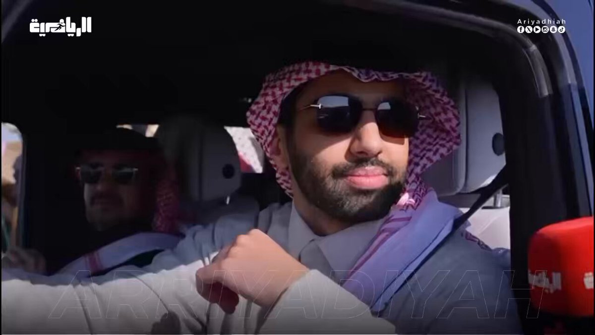 بندر بن مشعل بن جدعان الفائز بالمركز الأول في فردي جل شعل : - سمو الأول قبل وصولها البوابة وهي ملكة المغاتير كلها - انتظرونا في شوط أو شوطين الجمل مهرجان الملك عبدالعزيز للإبل من :() 