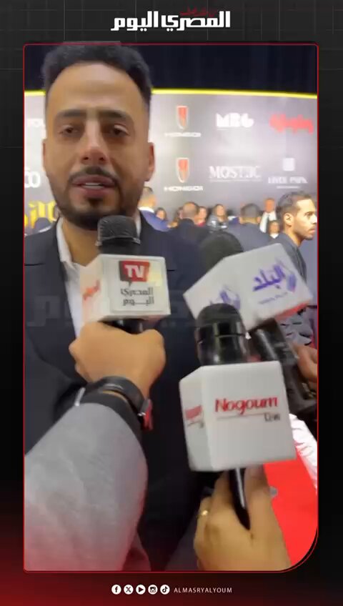 داخل قطر.. وصلة ضحك وهزار بين أحمد العوضي وعصام السقا خلال تسجيل اللقاءات. تصوير: أسامة علي 