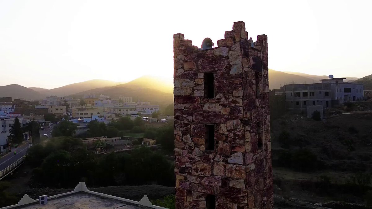 أمير عسير يكلف موظفًا لإنهاء معاملات مسن خلال أسبوع #معكم_باللحظة 