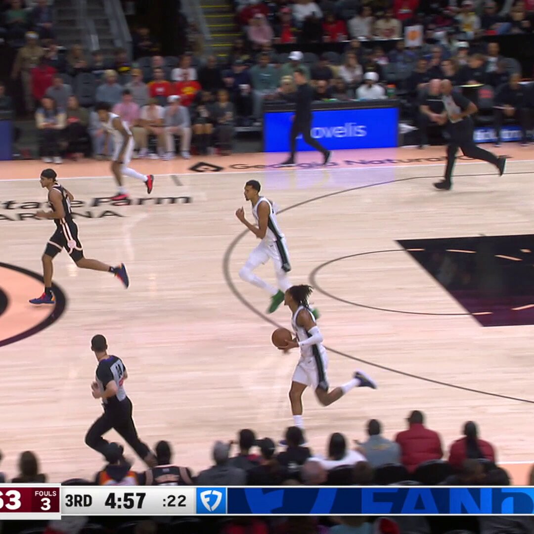 WEMBY ONE-HANDED ALLEY-OOP JAM!!!

Vassell sets up the highlight-reel slam 

Watch here: