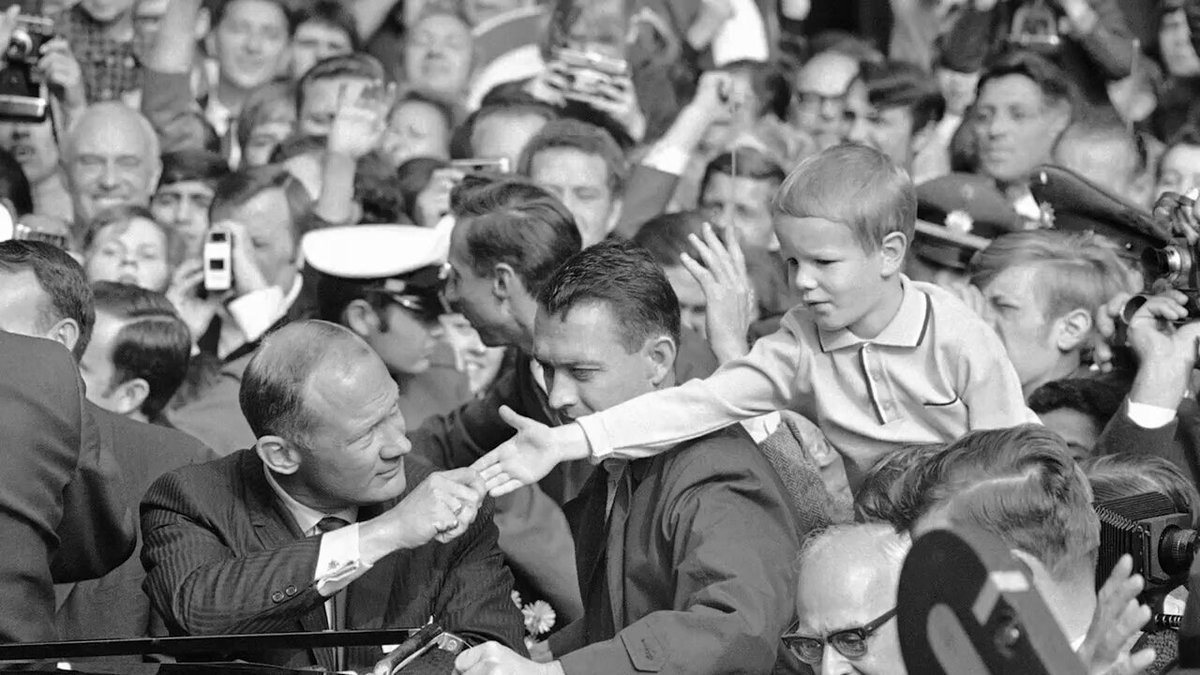 Generative refocusing clip