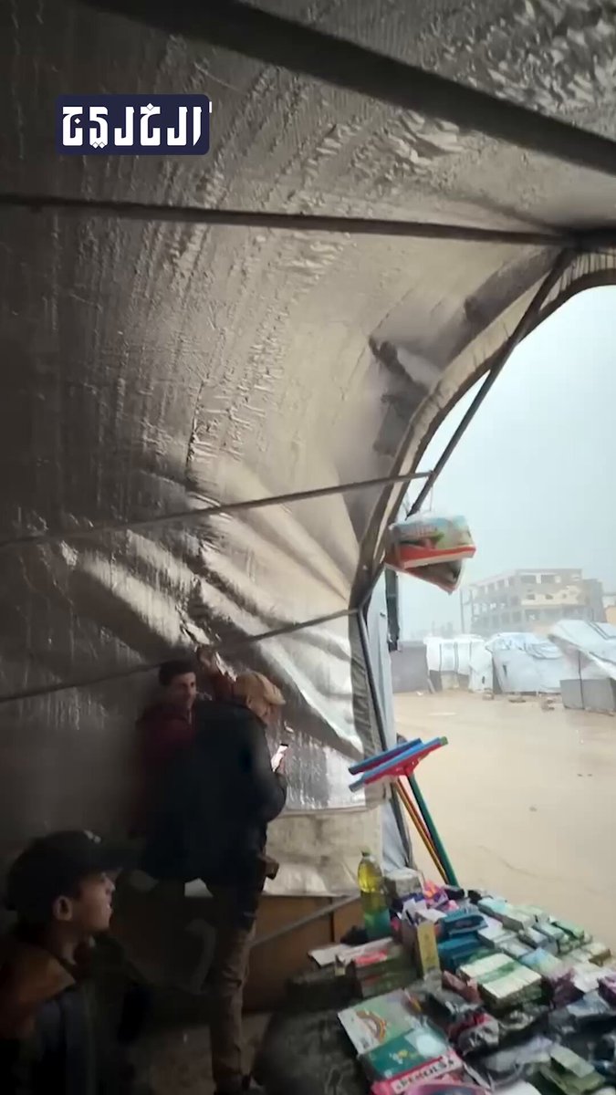 فيديو| خيام النازحين تعصف بها الرياح والأمطار الغزيرة في #غزة 