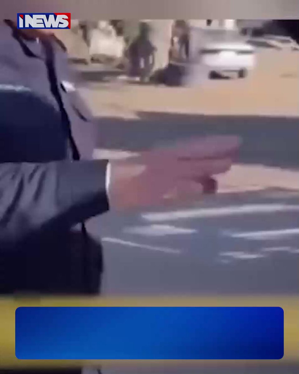 رجل مرور يُحبط محاولة سائق "كيا" التهرب من الغرامة بتغطية لوحة مركبته بالطين #اي_نيوز 