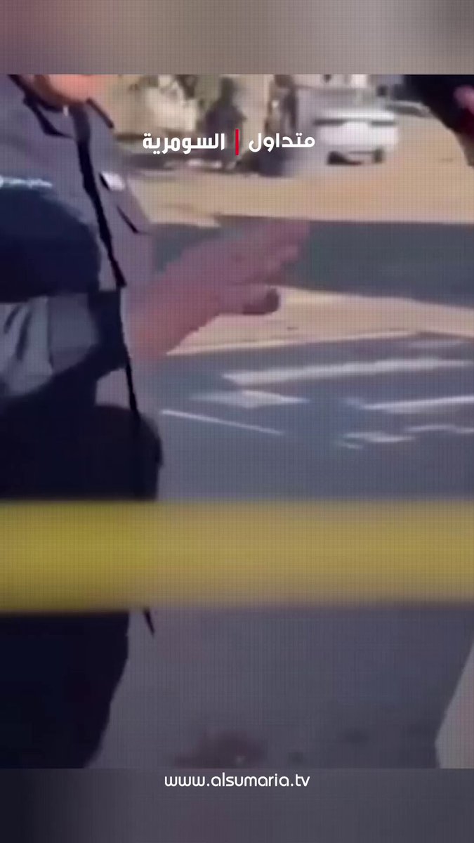 "يمكن الجهال سووها".. رجل مرور يحبط محاولة لسائق سيارة للتهرب من الغرامة عبر تغطية رقم سيارته بالطين. لمزيد من الاخبار تابعوا موقع 