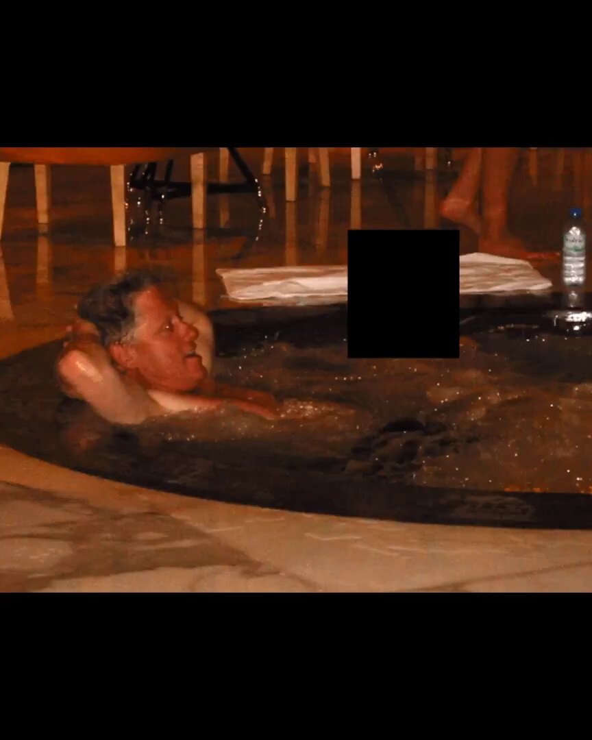 بعض الصور التي نشرت للرئيس الأمريكي السابق بيل كلينتون في ملفات جيفري إبستين التي تم الكشف عنها خلال الساعات الماضية 