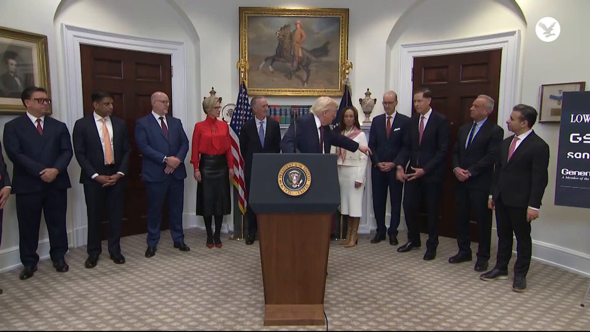 ترمب يمازح صحافية بعد سقوط كاميرا أثناء مؤتمر صحفي: "هل أنت بخير؟ أخباركم كاذبة" 