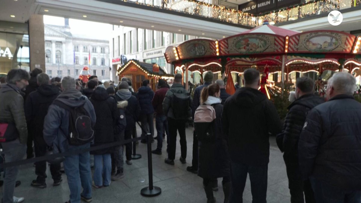 في مشهد لافت بسوق عيد الميلاد في برلين، ظهر الروبوت البشري من "تسلا"، أوبتيموس، وهو يقدّم الفشار للزوار 