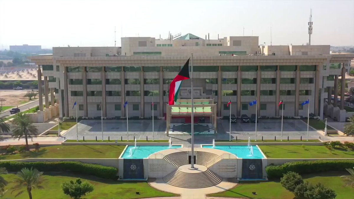 وزير الداخلية يُقلّد 3 ضباط رتبهم الجديدة. اليوسف: الارتقاء بمستوى الأداء بما ينسجم مع توجيهات القيادة السياسية الرشيدة 