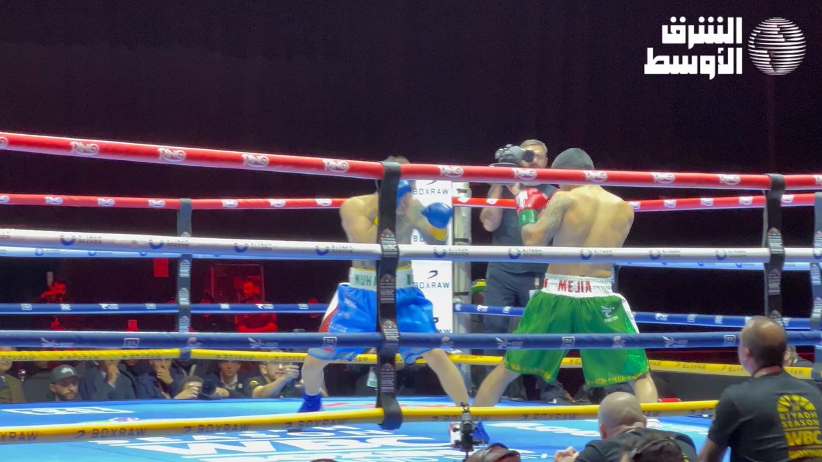 جانب من المواجهة التي تجمع الألباني محمد قاملي، و المكسيكي براندون ميخيا، ضمن مواجهات نهائيات بطولة WBC Grand Prix. #موسم_الرياض 