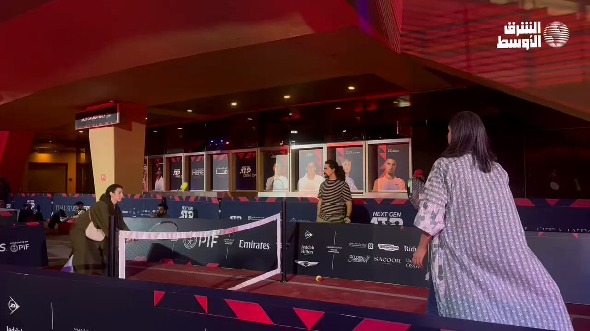 أجواء حماسية في الفعاليات داخل منطقة المشجعين خلال اليوم الرابع من بطولة نهائيات الجيل القادم للتنس بجدة 