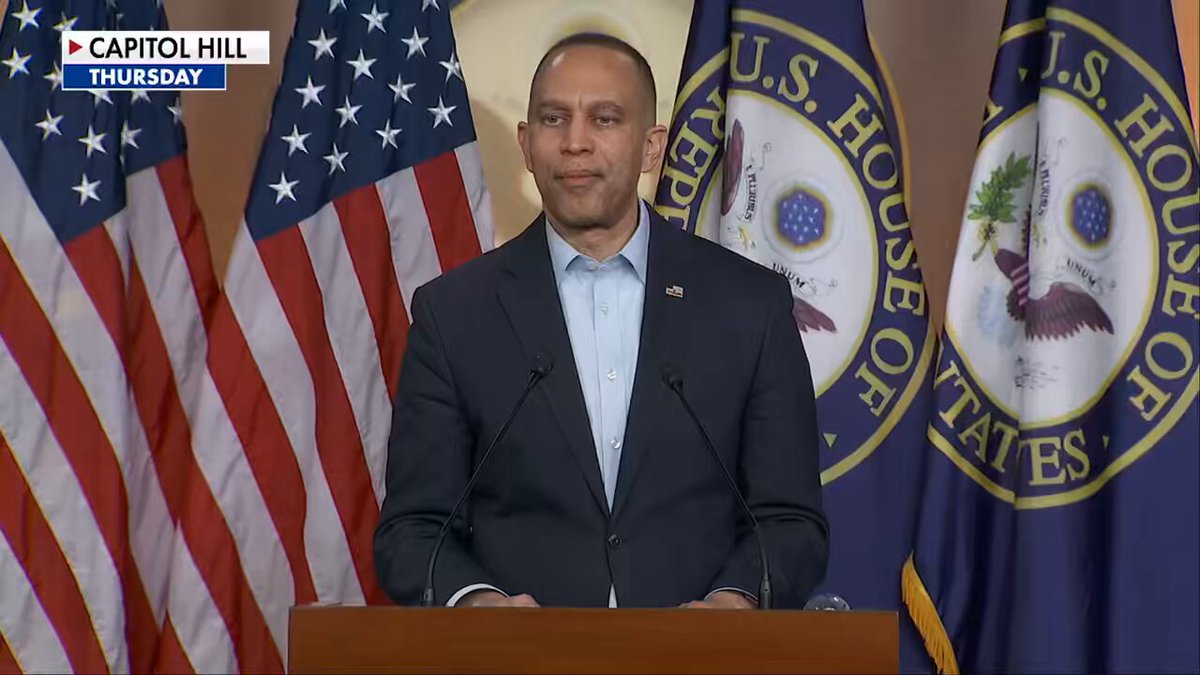 NEW: House Minority Leader @hakeemjeffries calls House Oversight Committee Chairman @RepJamesComer “a joke, an embarrassment, an unserious individual, and a malignant clown” when I asked him about Comer & House Republicans’ investigation into Somali taxpayer fraud in Minnesota. 