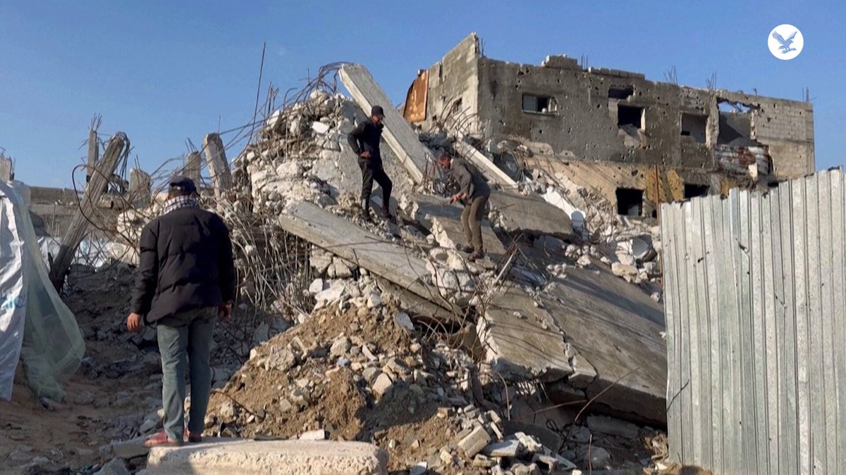 سكان غزة يبنون مساكن مؤقتة من أنقاض المنازل في خان يونس 