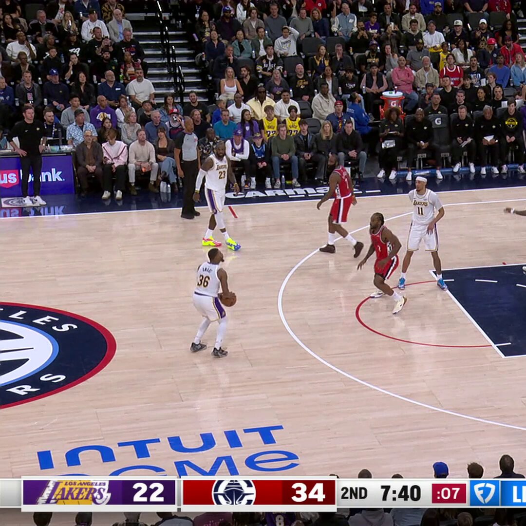 كاواي ليونارد يسجل 32 نقطة ويقود كليبرز للفوز على الليكرز في ديربي لوس أنجليس 103-88 ضمن 