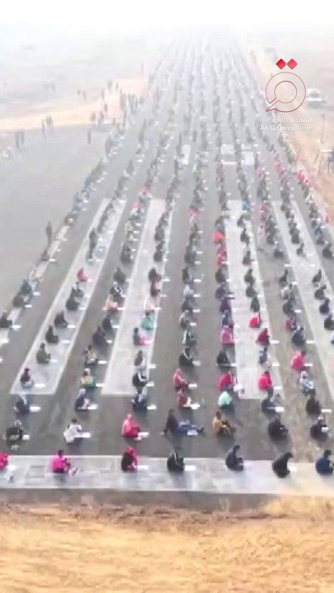 بدون طاولات أو كراسي... آلاف الأشخاص في الهند يخوضون امتحانًا حكوميًا على مهبط طائرات 