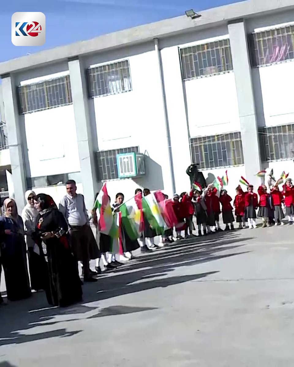 بحماسة ولهفة تجسدان مشاعرها القومية المتقدة.. المعلمة "آمد" تغني مع طلابها في مدرسة خانزاد أغنية (کوردم و کوردستانیم) 