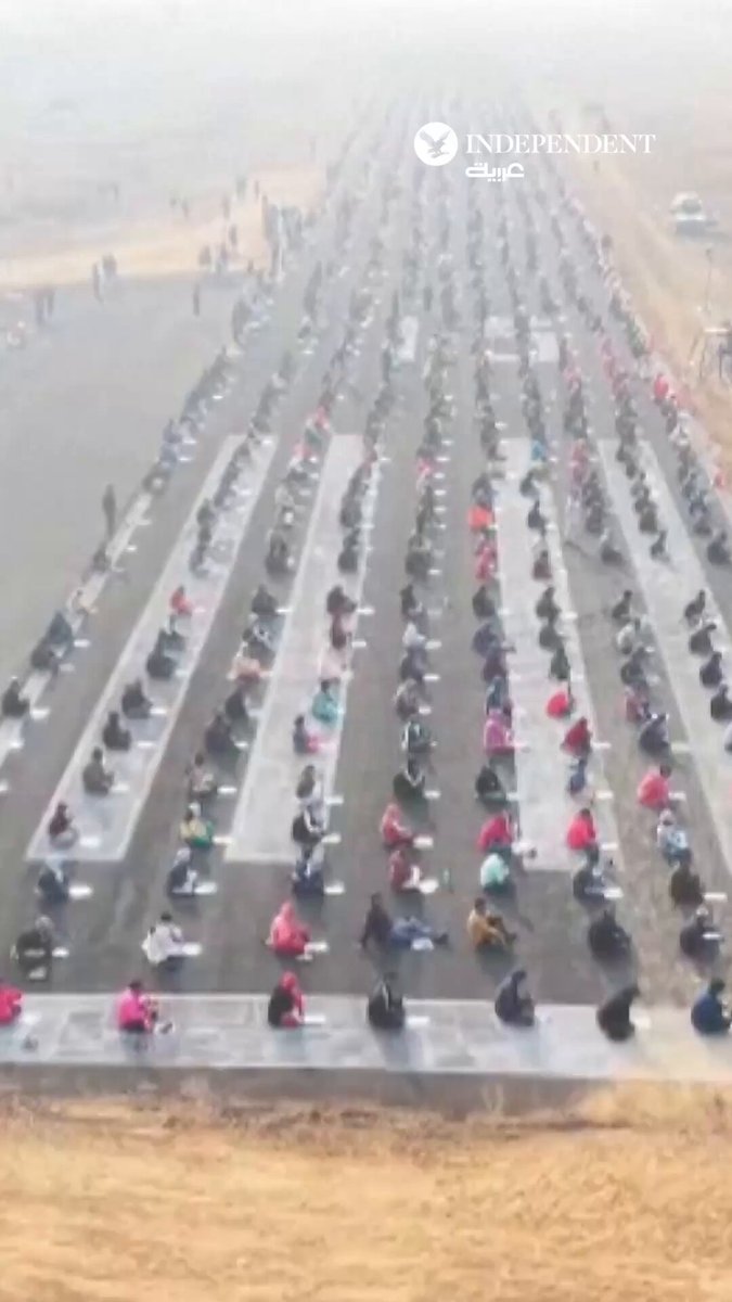 على مدرج طائرات في الهند. آلاف المتقدمين يؤدون امتحان الحرس المنزلي في ولاية أوديشا، بلا طاولات أو كراس، في مشهد يلخّص شدة المنافسة على الوظائف وسط ارتفاع معدلات البطالة بين الشباب 