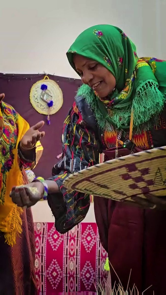 دق الشعير طقس تراثي يحفظ ذاكرة الجنوب الليبي 