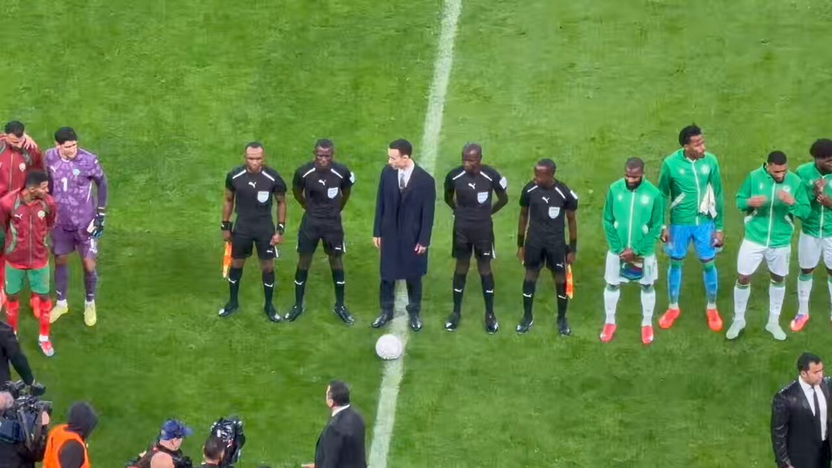 ولي العهد الأمير مولاي الحسن يلتقط صورة مع لاعبين المنتخب المغربي 