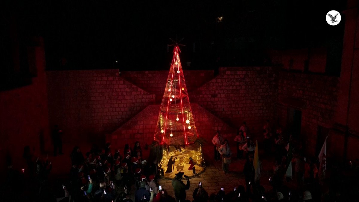 إضاءة شجرة عيد الميلاد في إدلب بعد عقد من التوقف 