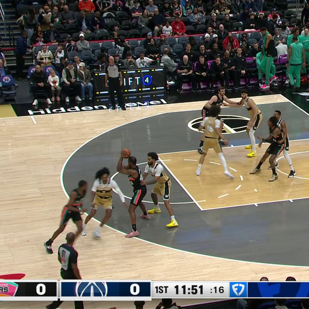 Toss it to the rim, and Luke Kornet will come down with it 

2 early alley-oops for the Spurs on NBA League Pass.

Tap to watch: