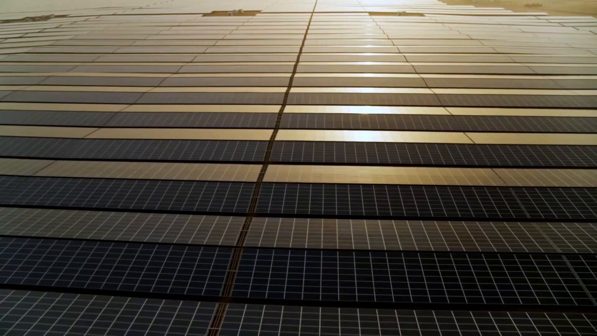 عززت دولة الإمارات مكانتها الرائدة عالمياً في قطاع الطاقة الشمسية، حيث تتماشى المشاريع المرتبطة بهذا القطاع مع جهود وزارة التغير المناخي والبيئة بتحقيق الحياد المناخي بحلول عام 2050. ويوجد في دولة الإمارات محطات كبيرة تساهم جميعها بأن تصبح الدولة نموذجاً عالمياً في التحول نحو مستقبل أكثر استدامة 