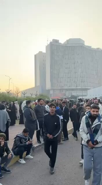 خريجو المهن الطبية والصحية دفعة 2023 يتظاهرون امام وزارة المالية في بغداد؛ من اجل اطلاق التخصيص المالي لهم 